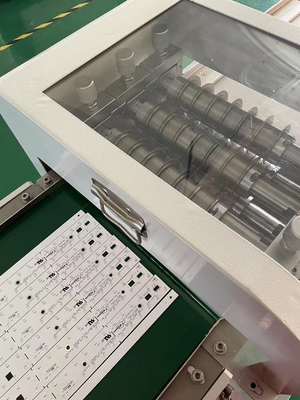 เครื่องตัดแผ่น PCB ด้วยใบเหล็กความเร็วสูงและสายสายพานขนส่ง