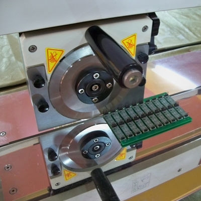 เครื่องแยก PCB สําหรับอุปกรณ์อิเล็กทรอนิกส์เคลื่อนที่ที่มีใบเหล็กเส้นและกลม