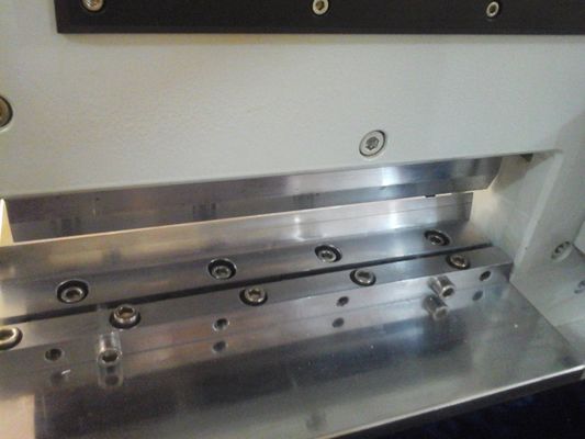 เครื่องตัด PCB V สําหรับอะลูมิเนียม Substrate 220V RUV พนูเมติก